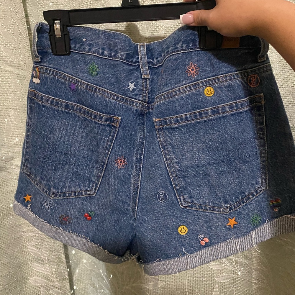 never worn. American eagle shorts. med